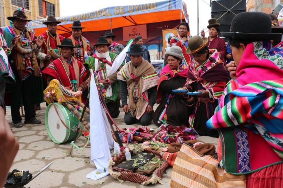 Ofrecen una ofrenda a la Pachamana para pilotos 