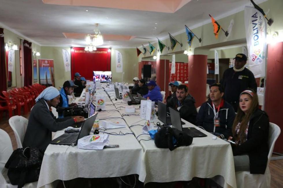 Periodistas informan desde la sala de prensa