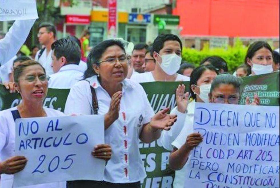 Gobierno pide a médicos restituir servicio y dice que cumple acuerdos