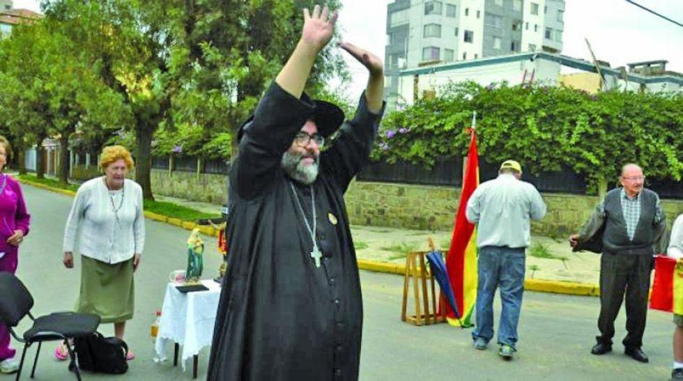 Un sacerdote con sus santos apoya los bloqueos