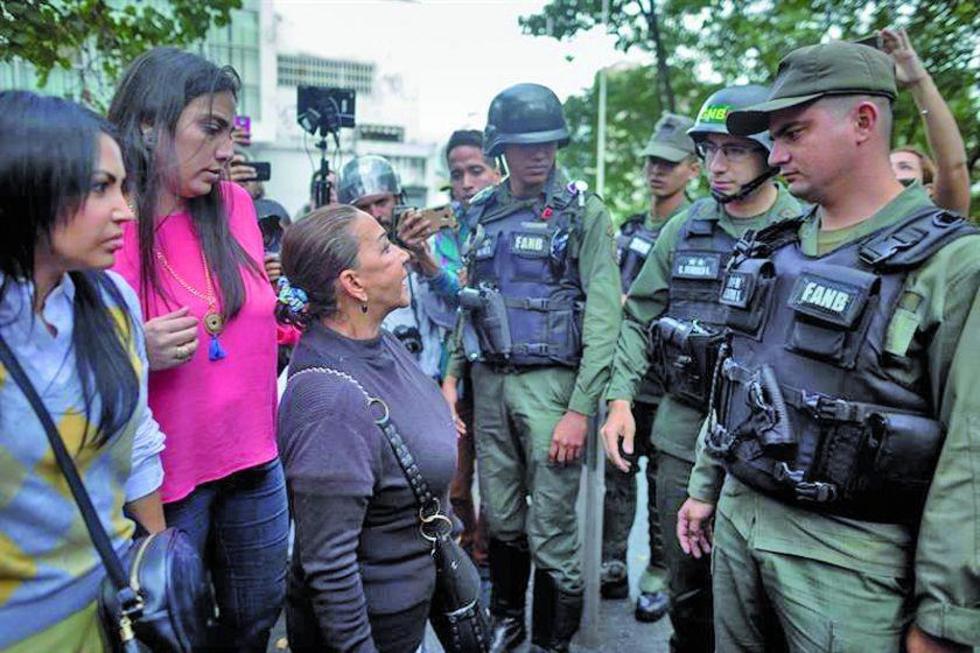 Familias de muertos en operativo venezolano exigen ver cuerpos
