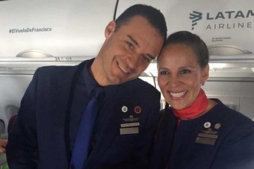 El Papa casa a una  pareja en el avión 