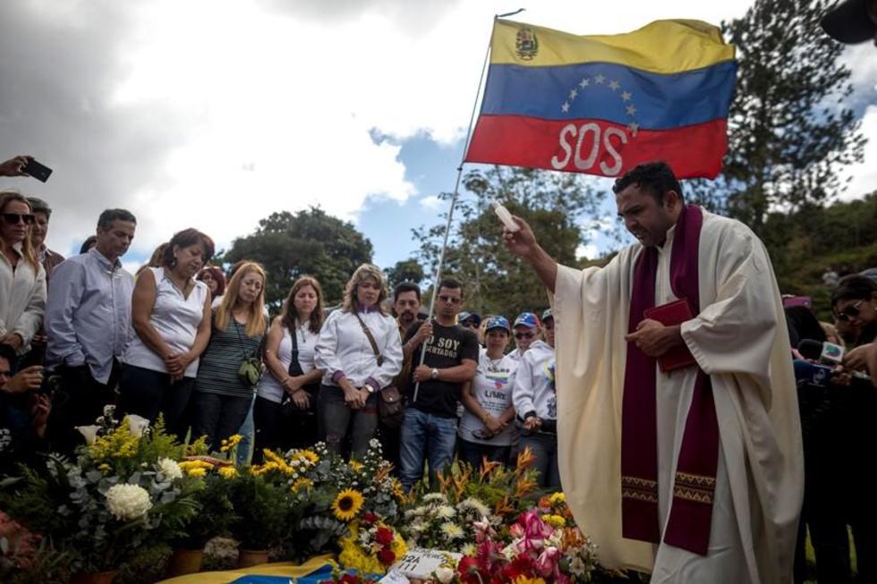 Gobierno de Venezuela sepulta a policía muerto en operativo