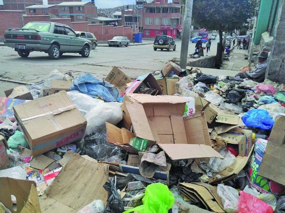 Promontorios de basuras causan protesta de vecinos