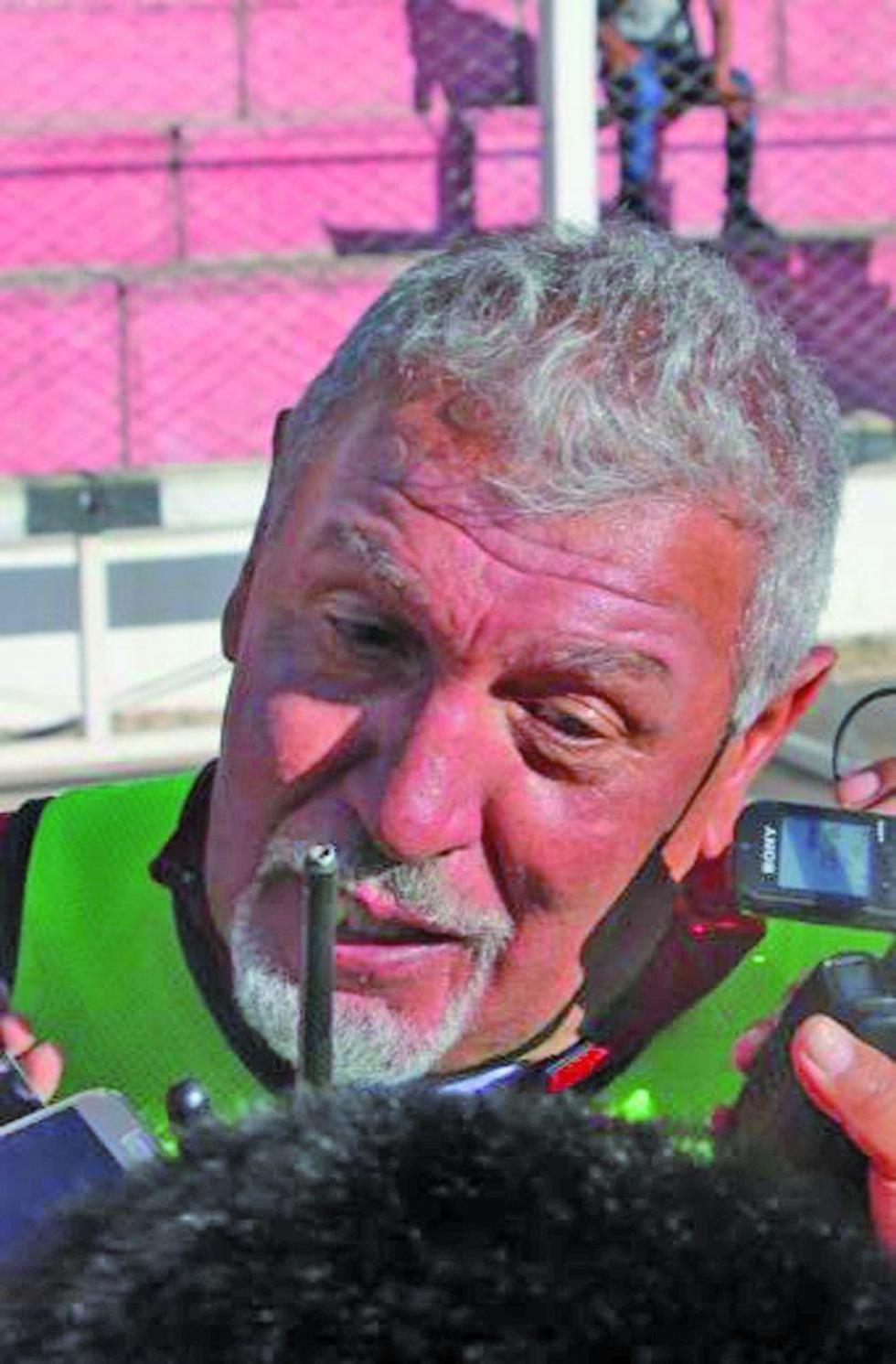 Sanz busca alternativas en su once titular
