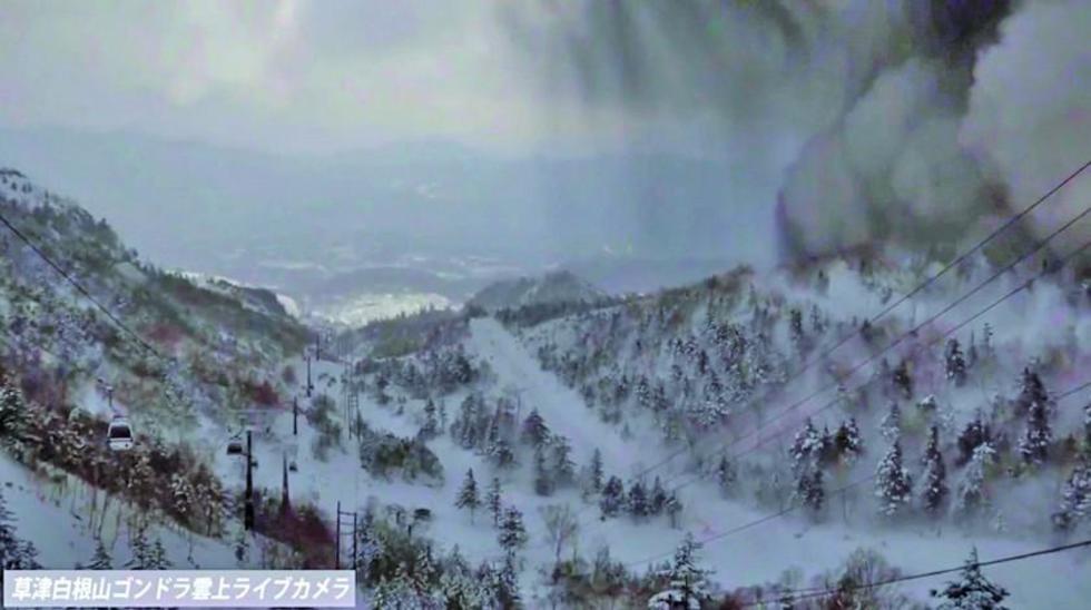 Nieve y una erupción volcánica en Japón provocan dos muertos 