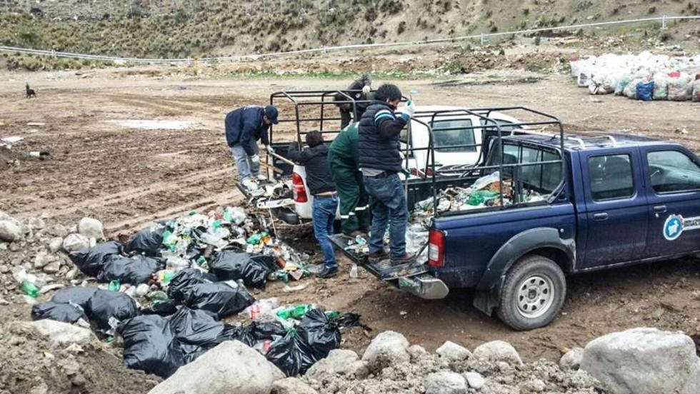 Levantan cuatro camionetas de basura en lagunas del Kari Kari