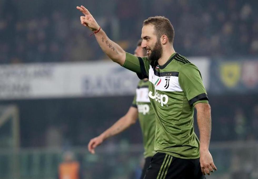 Juventus vence y dormirá como líder en Italia