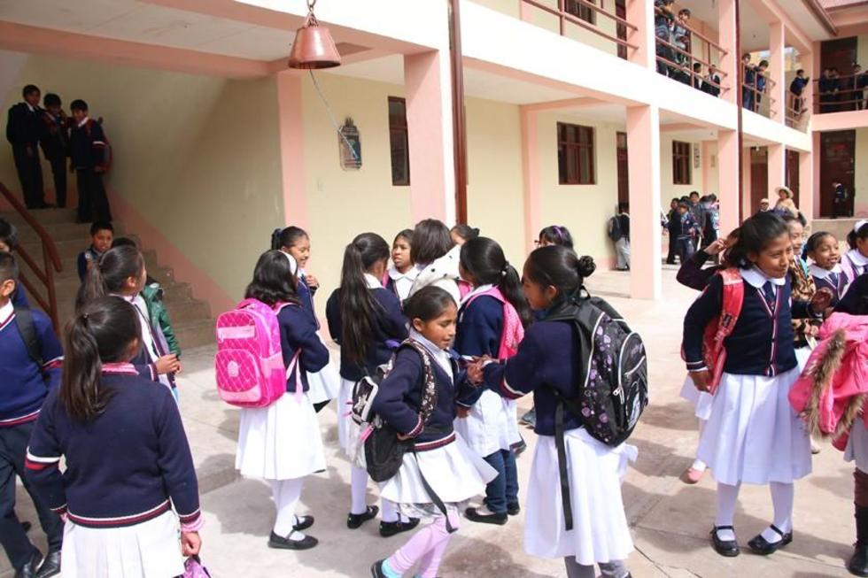 Recomiendan a maestros no pedir ampulosas listas de útiles para clases