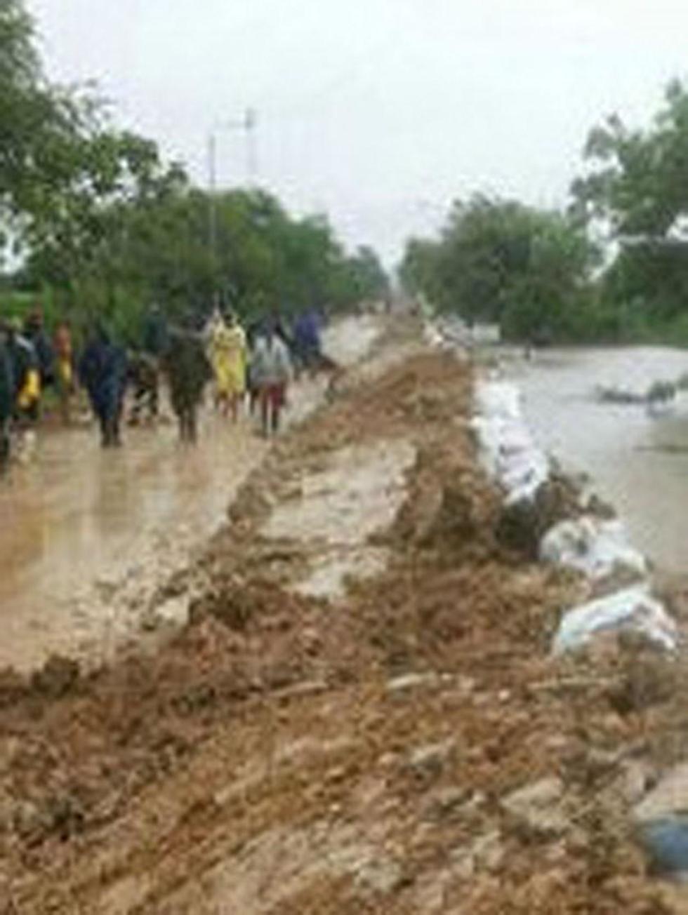 Familias dejan Laguna La Bomba por crecida de agua