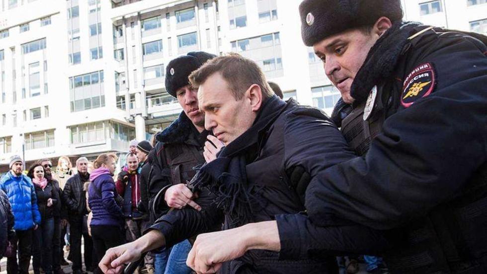 Opositor ruso Alexéi Navalni es detenido en una marcha