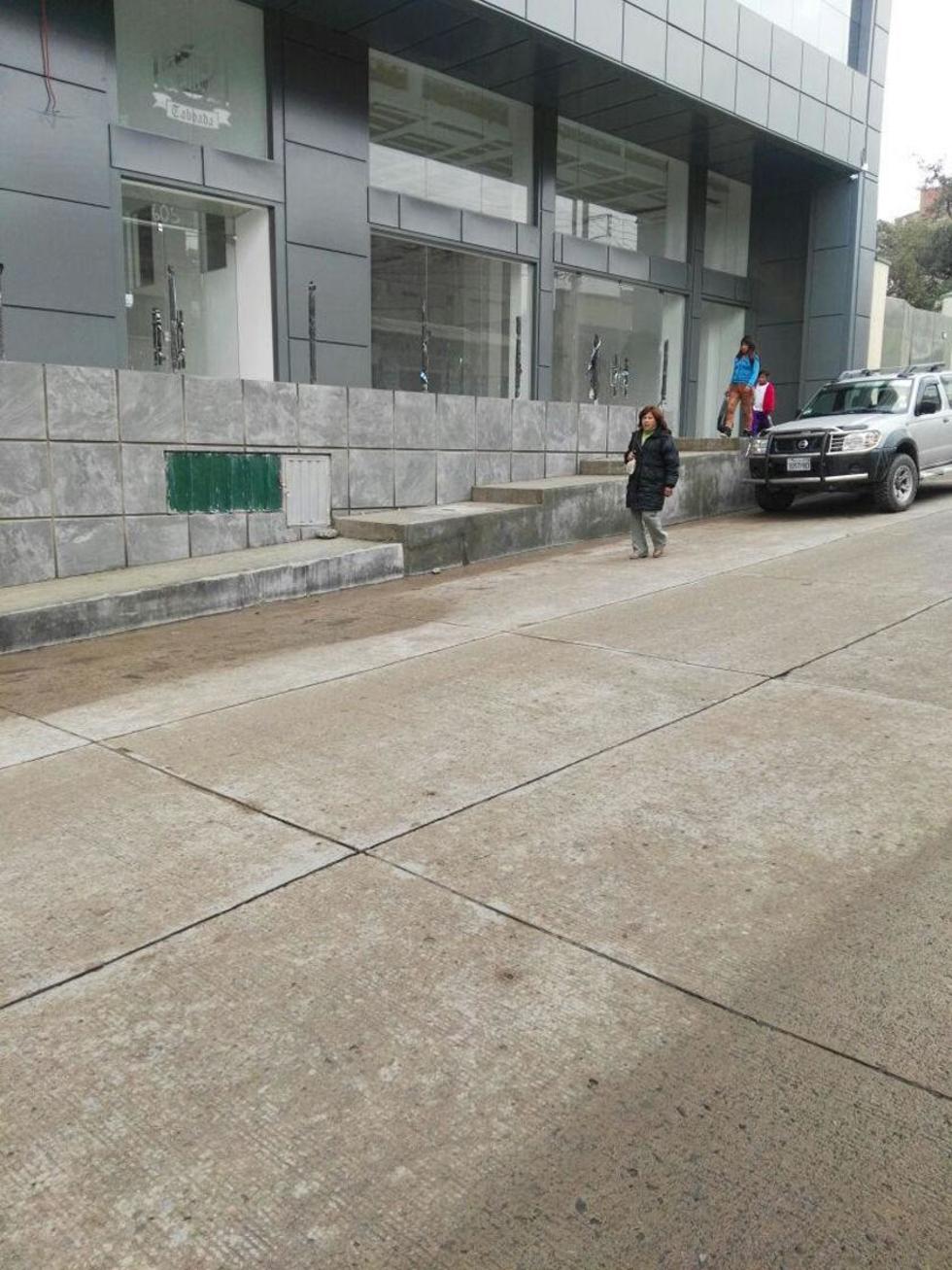 Copan la acera para construir acceso a un edificio privado