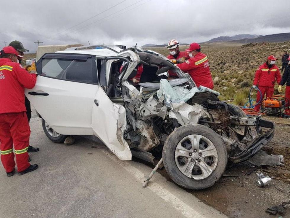 La colisión frontal de autos cobra vida de una persona 