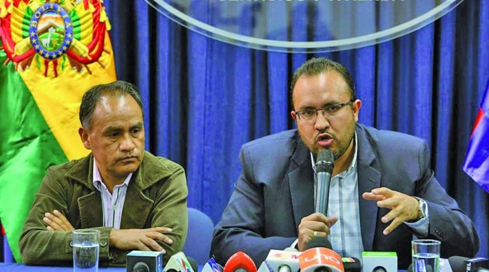 Bonifaz renuncia al Viceministerio por supuesta discriminación de Claros