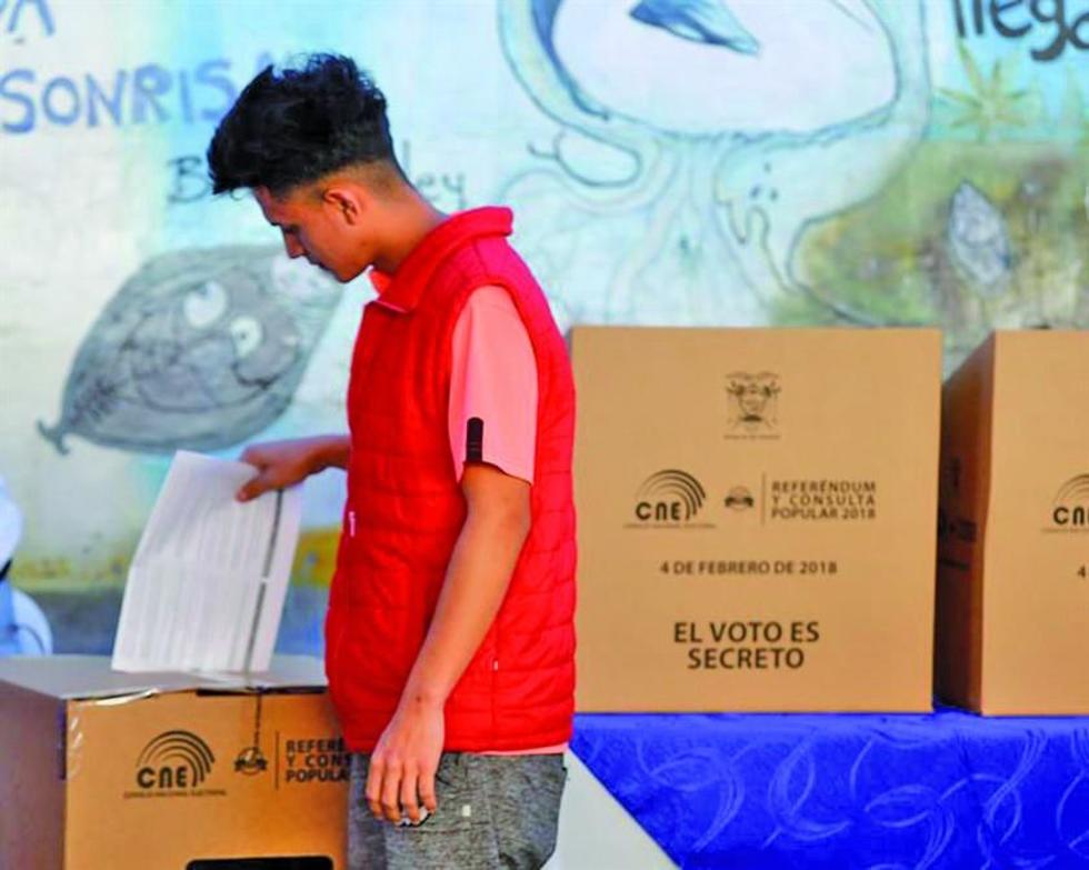Ecuador define si anula figura de reelección del presidente