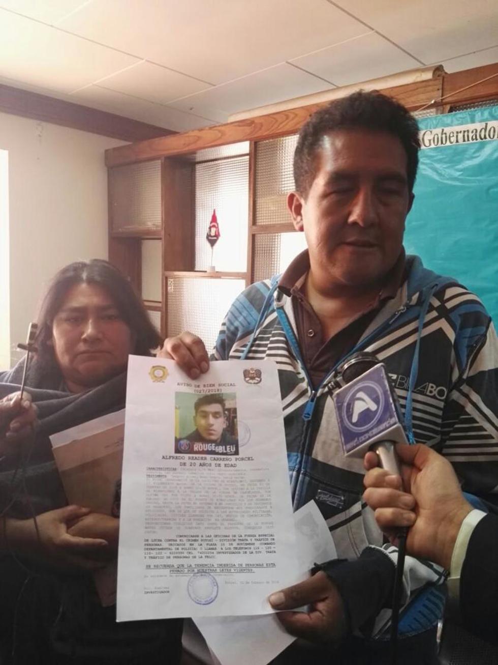 Padres acuden a medios para buscar a hijo desaparecido el 2 de febrero