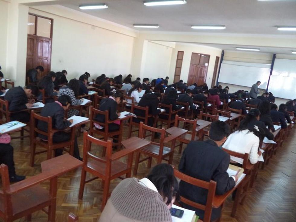 Carreras de la UATF aplican examen de ingreso informático