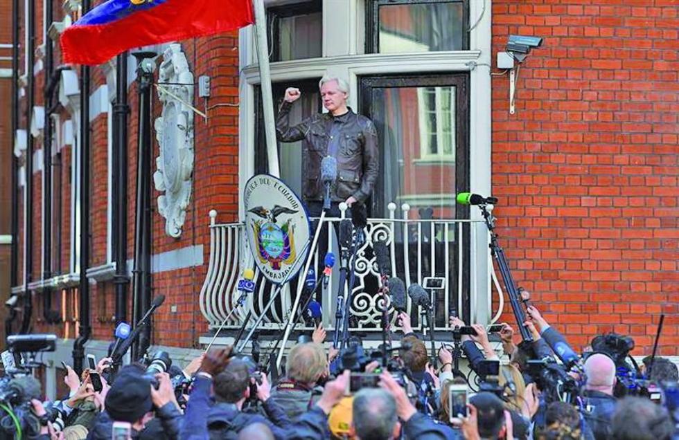Ecuador mantiene defensa de Assange pese a orden de arresto