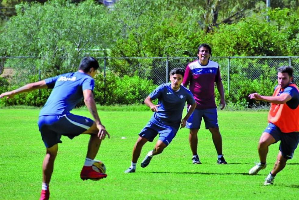 Díaz sustituiría en la zaga a Zenteno que fue expulsado