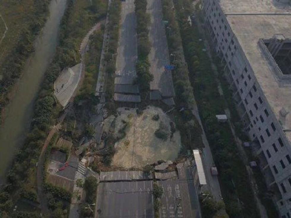 Hay ocho muertos tras hundimiento de una vía