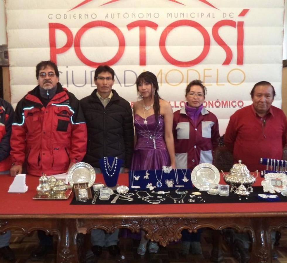 Apoyan a mujeres en curso de platería