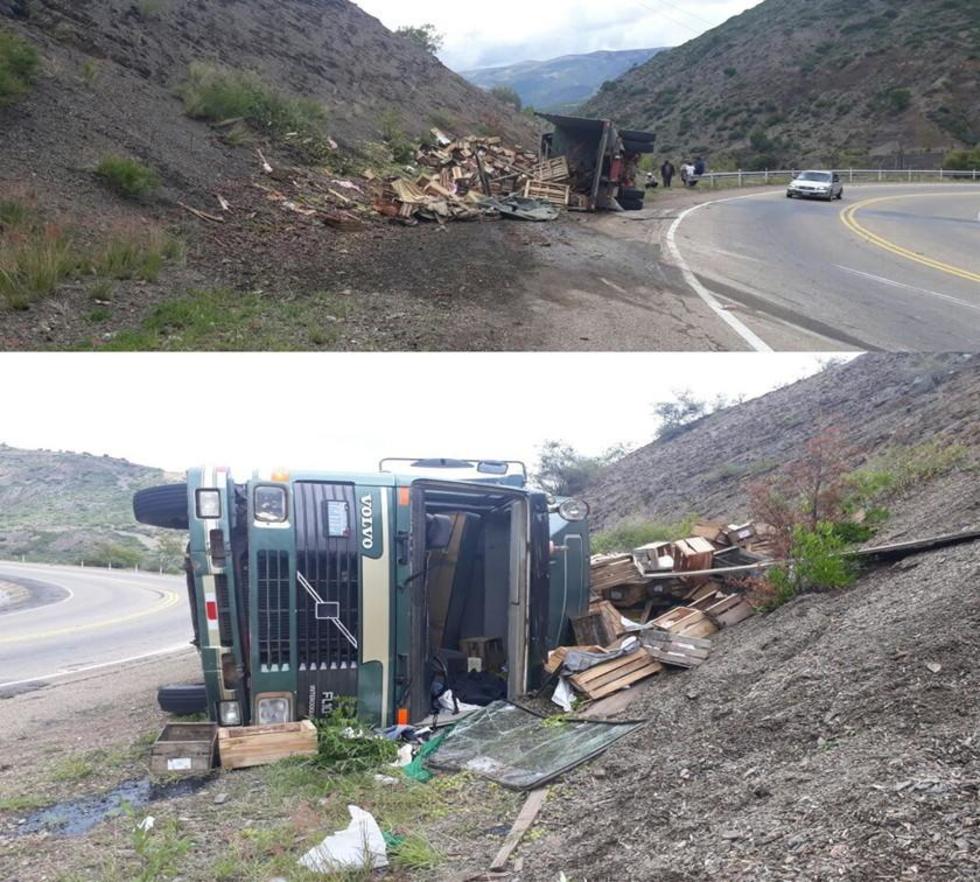 Un camión cargado de cajas de uvas vuelca y hay dos heridos