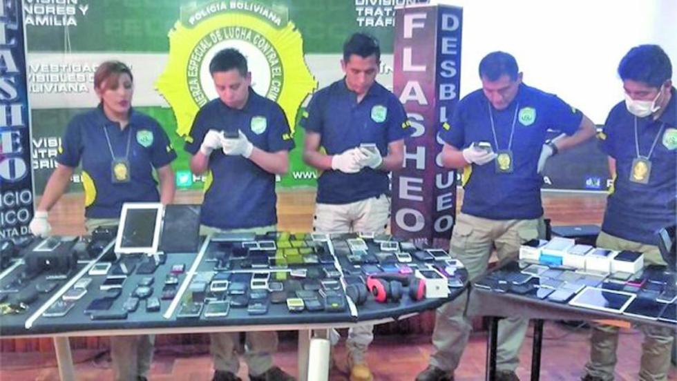 La Paz: fuerza anticrimen halla celulares robados y "charqueo" de iPhones