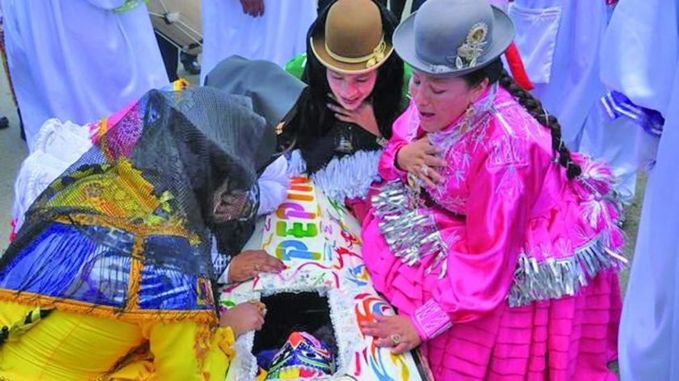 Peculiar entierro del Pepino despide carnaval de La Paz