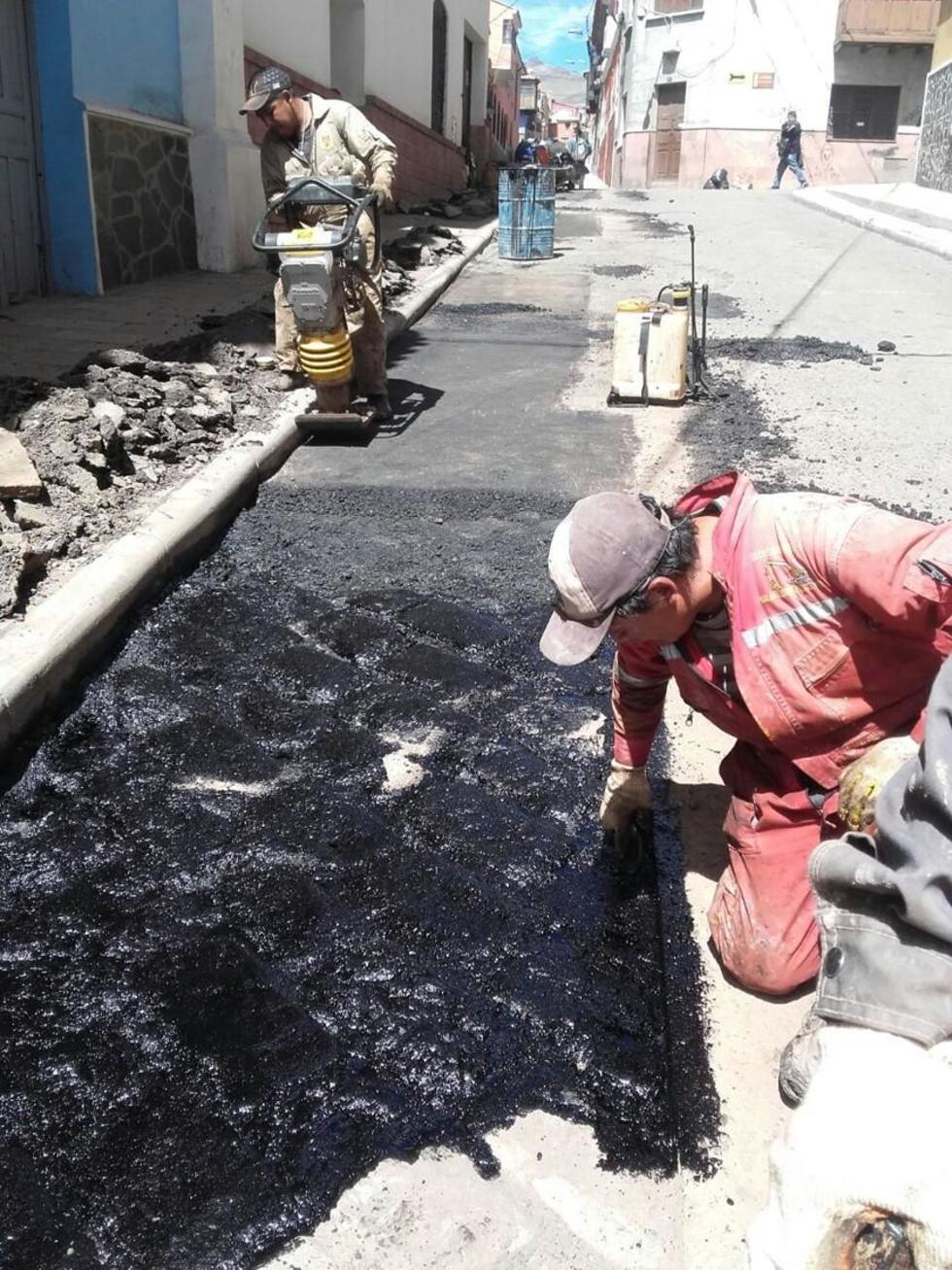 Continúa el bacheo de calles deterioradas