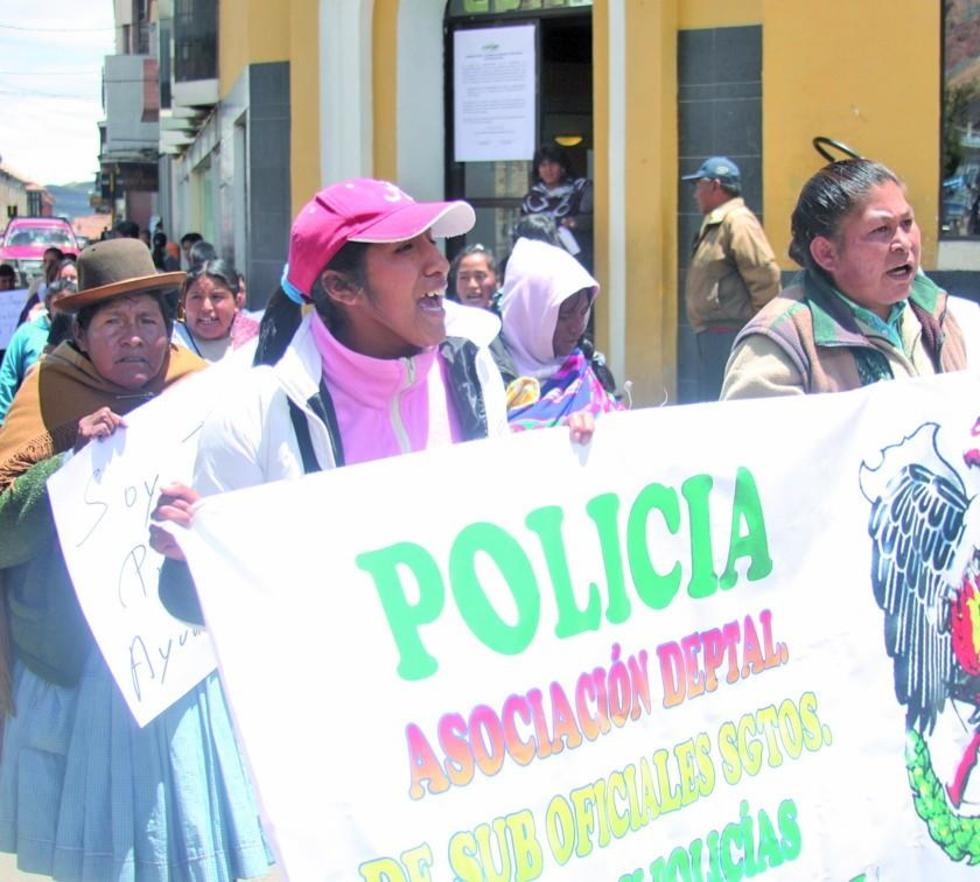 Las esposas de los policías marchan contra descuentos