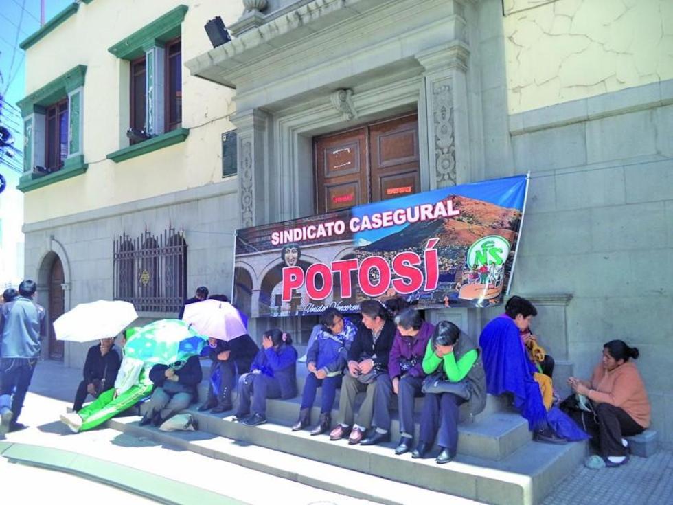 Administrativos de la CNS pararon por 24 horas