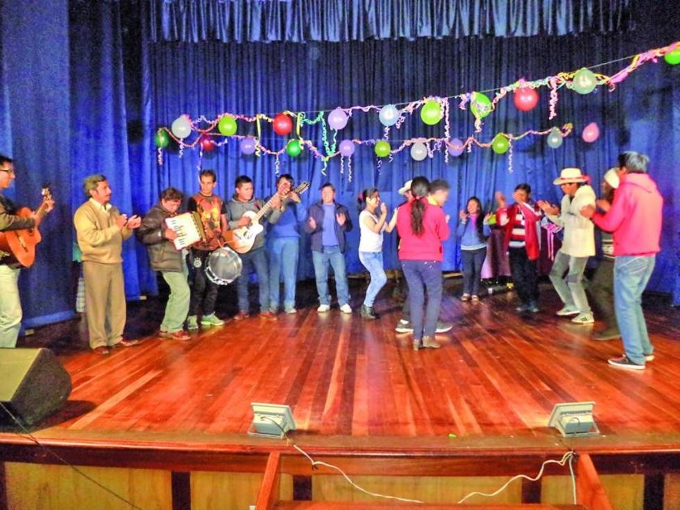 Bailan tradiciones de carnestolendas
