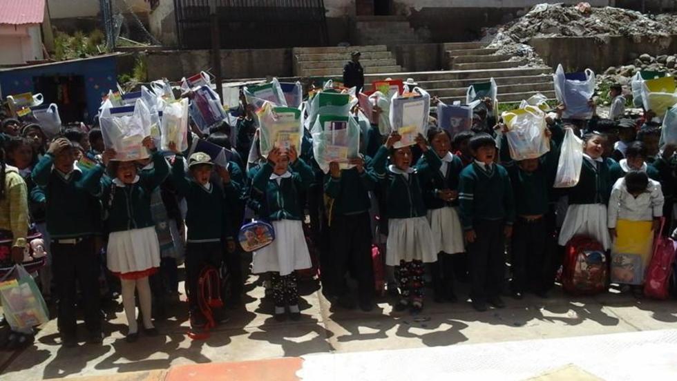 Entregan material para estudiantes de 2 escuelas