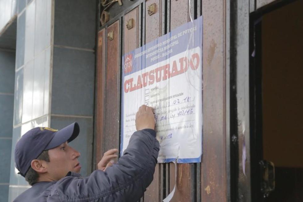 Clausuran locales por avance de hora