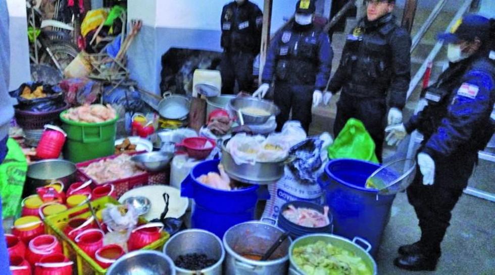 Incautan alimentos en mal estado en chifas