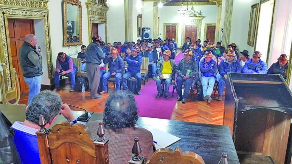 El diálogo se estanca y sigue la tensión entre grupos de mineros