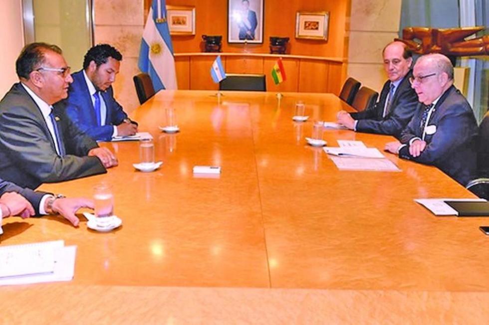 Bolivia y Argentina trabajarán por una atención de salud recíproca