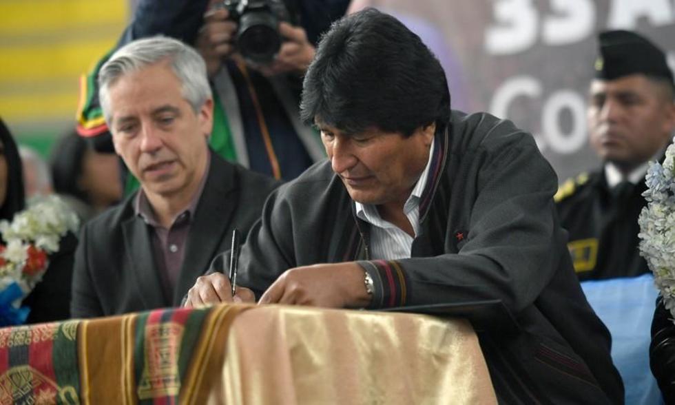 Morales firma contratos para ejecutar proyectos en El Alto