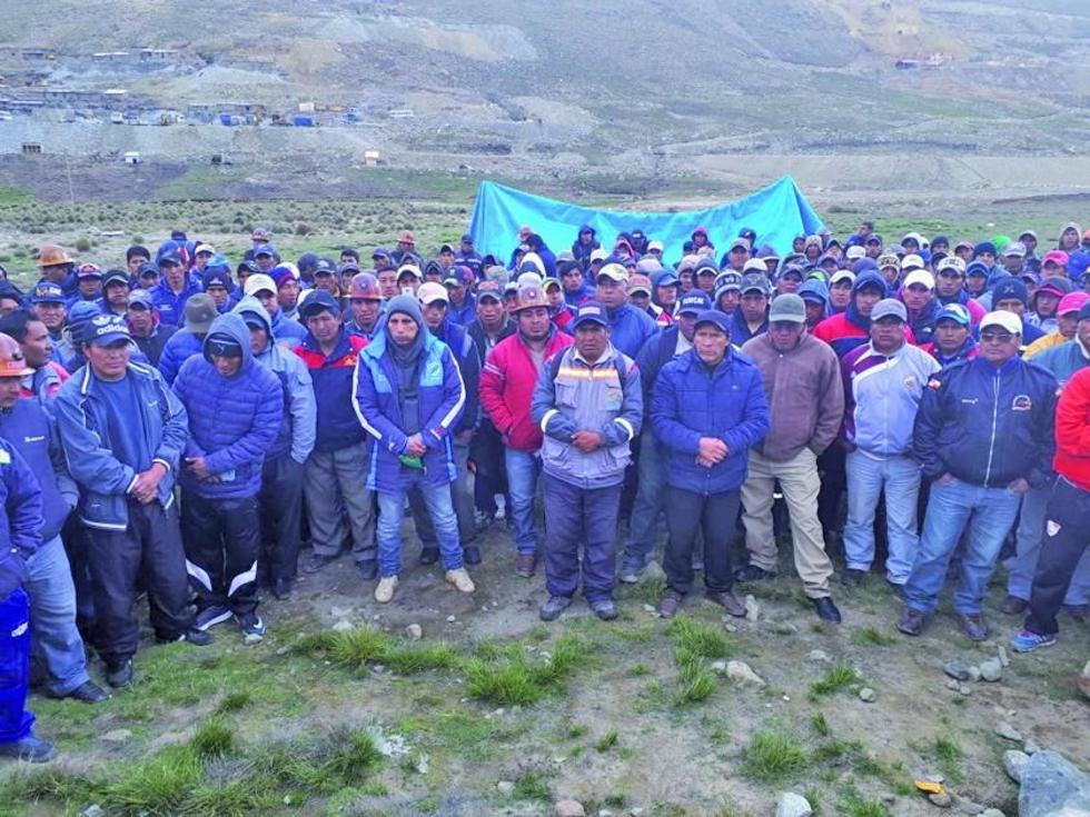 Comunarios anuncian bloqueo vial por toma de yacimiento minero