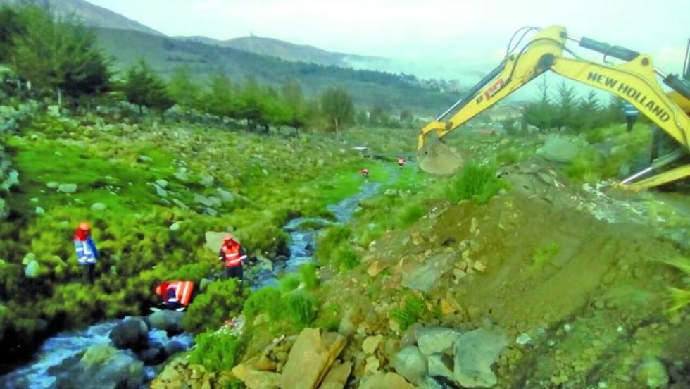 Reencausan el agua de  la segunda laguna que rebalsa en el Kari Kari