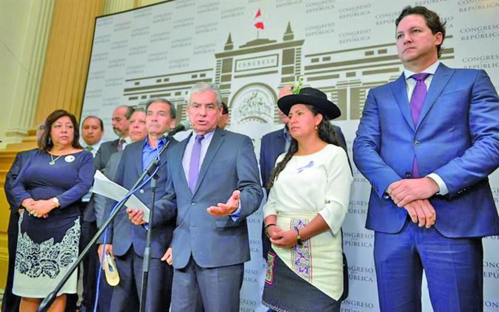 Congreso de Perú recibe pedido de destitución contra Kuczynski