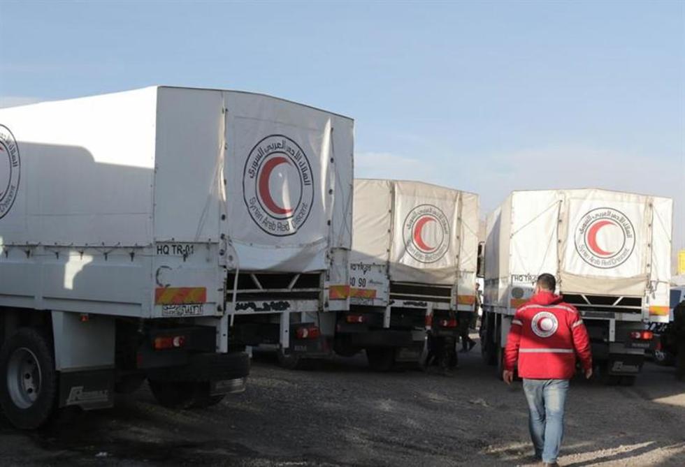 Reparten ayuda humanitaria en medio de bombardeos en Siria