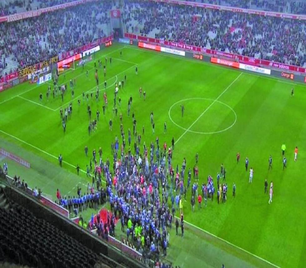 Hinchas del Lille invaden el campo 