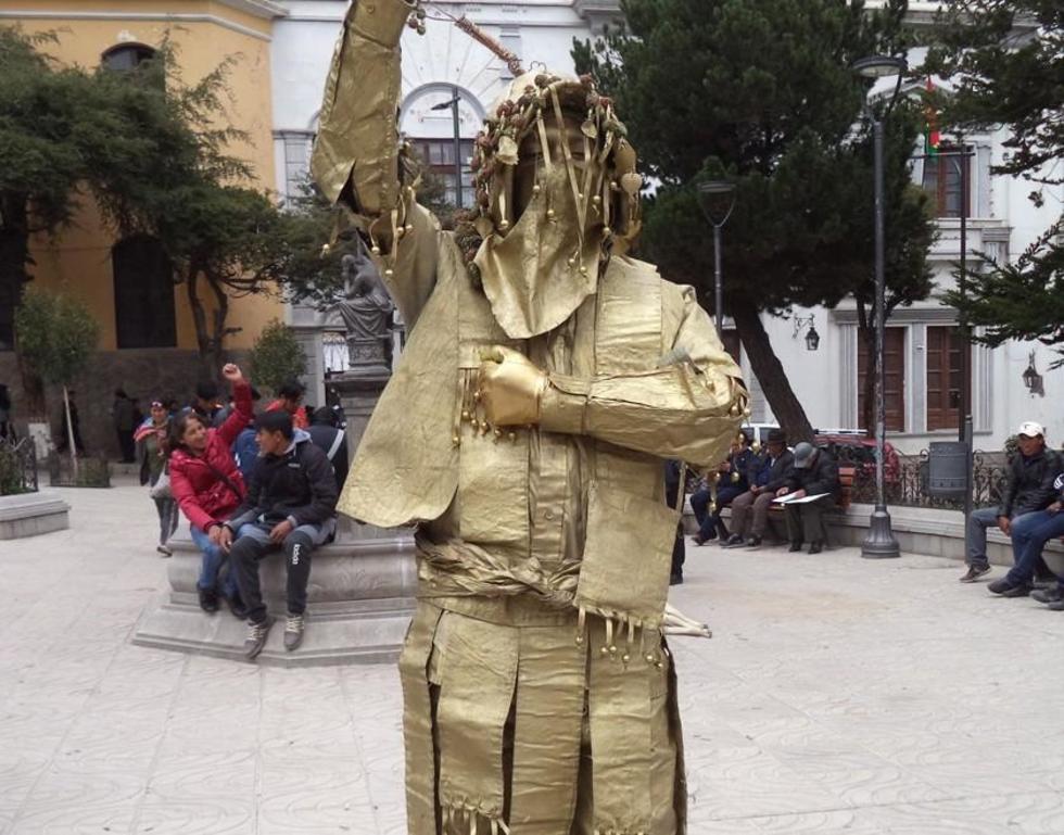 Tinku de Oro va a fiesta de estatuas