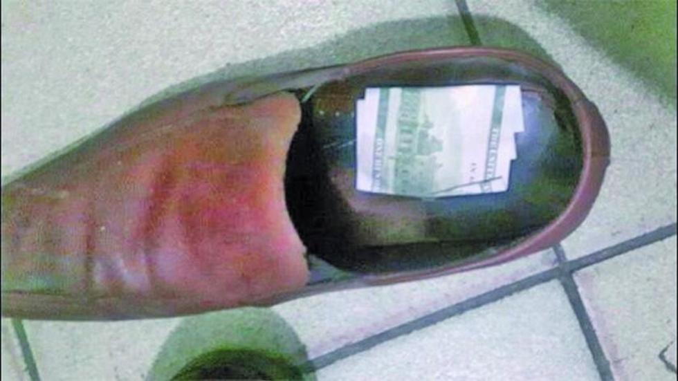 Abogado usó su zapato para sacar dinero de una extorsión
