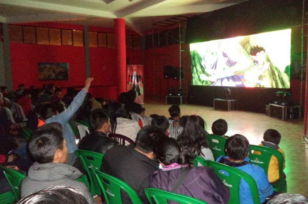 Jóvenes gozan el penúltimo episodio de Dragon Ball