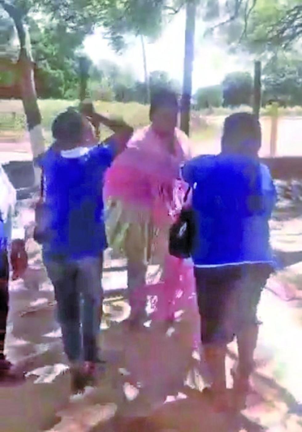 Las mujeres del MAS visten con una pollera a un dirigente campesino