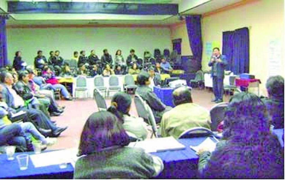 Maestros se registran para diplomados en Educación