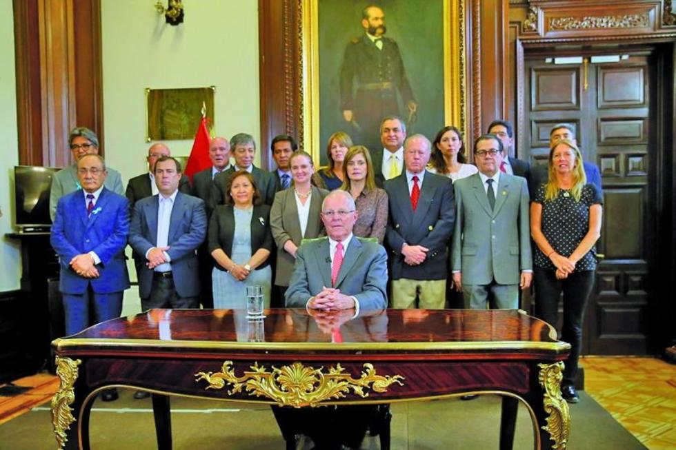 Kuczynski dimite a la Presidencia de Perú en medio de denuncias