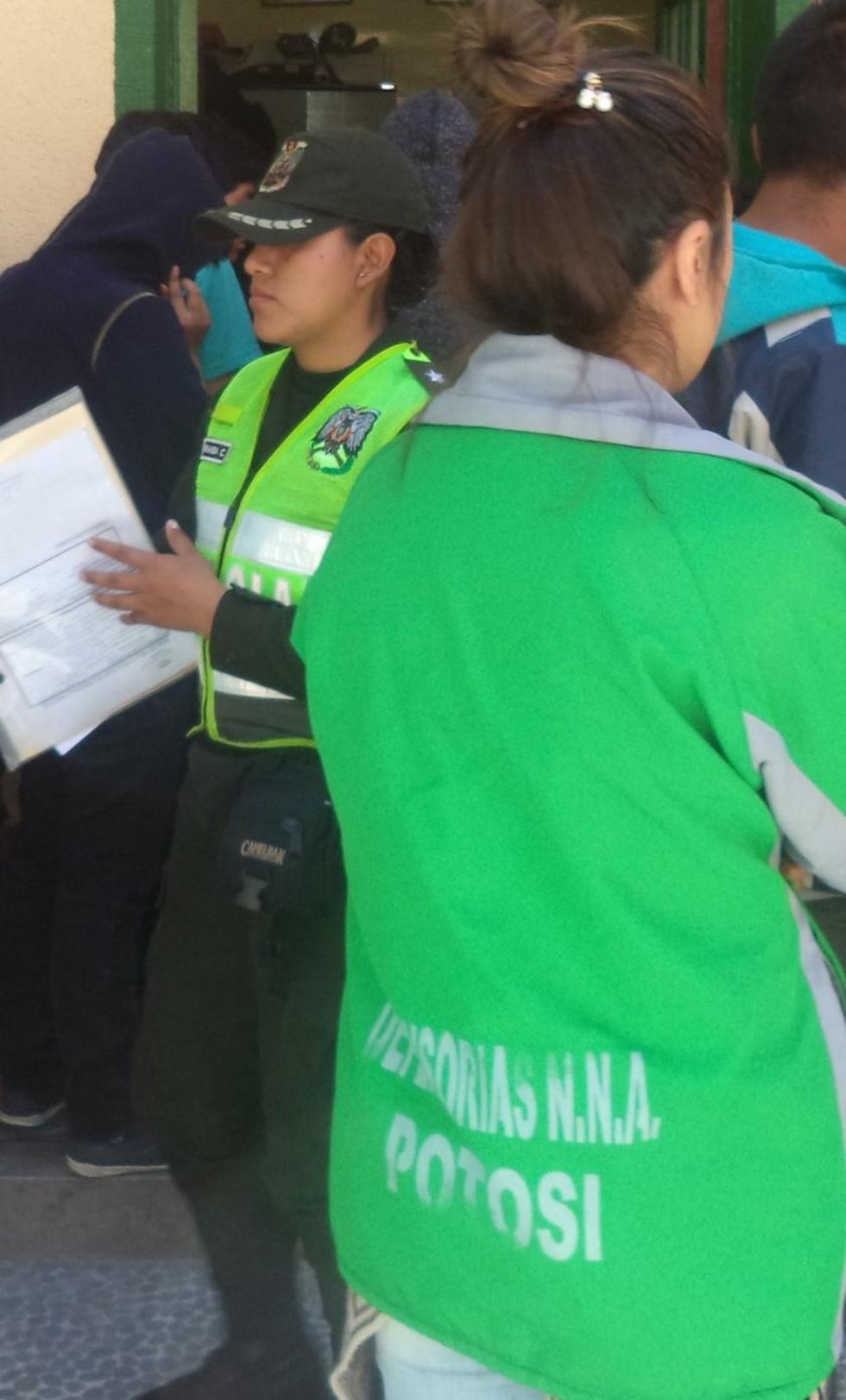 Caen tres personas por supuesta venta de niña